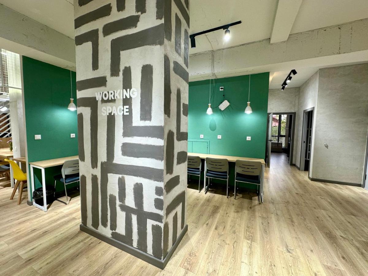 Izzzi Hostel بيشكيك المظهر الخارجي الصورة