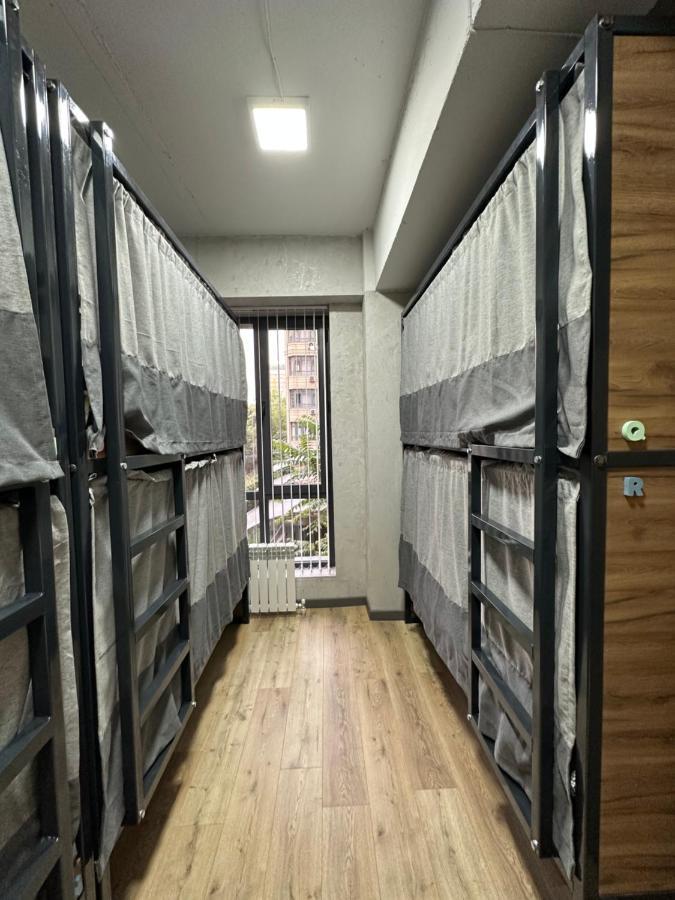 Izzzi Hostel بيشكيك المظهر الخارجي الصورة